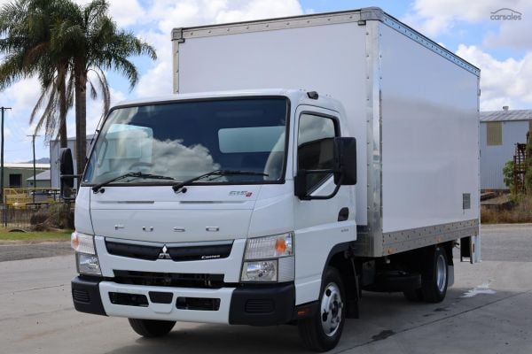 2022 Fuso Canter 515 Pantech with lifter image