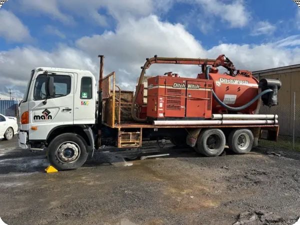 2004 Hino FM 6x4 Tray Truck inc Ditch Witch FX60 1200 GAL ***Tow Only*** image