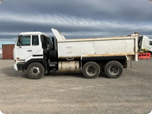2006 UD CW385 6x4 Tipper image