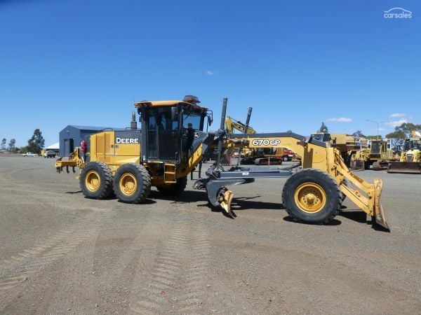 2018 John Deere 670GP image