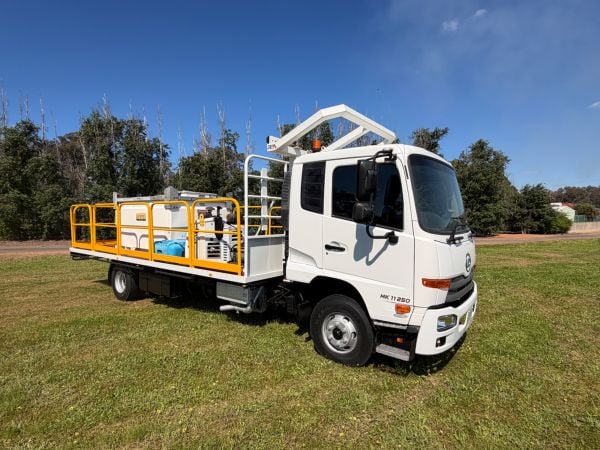 2015 UD MK250 Service Body image