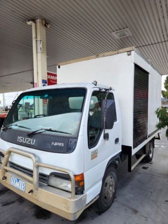 2004 Isuzu NPR 250 curtainsider 6 pallet truck image