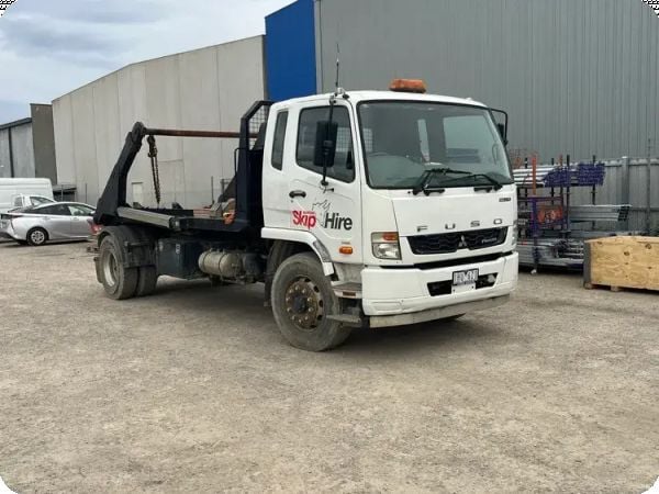 2016 Mitsubishi Fuso FM600 1627 4x2 Skip Bin Truck (Location: Braeside, VIC 3195) image