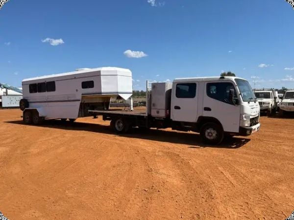 2011 Mitsubishi Canter 7/800 With 2007 Connelly 3 Horse Gooseneck Package image