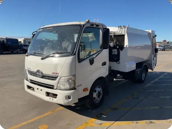 2014 Hino 300 816 4x2 Garbage image