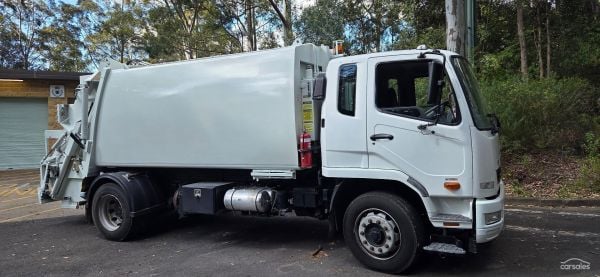 2011 Mitsubishi Fighter FM67FM 10.0 image