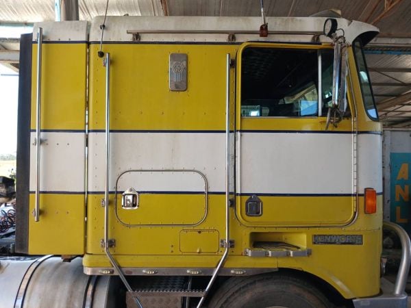 1996 Kenworth K100E image