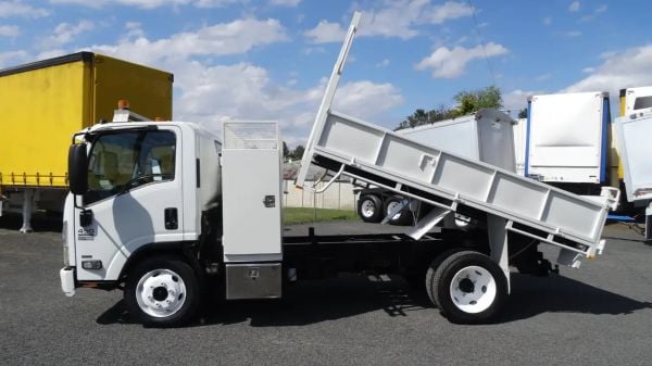 2013 ISUZU NQR image