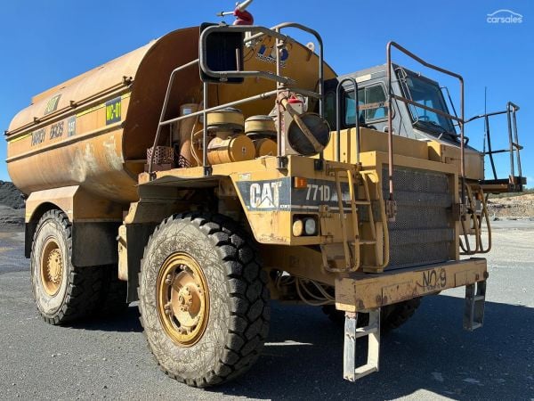 2001 Caterpillar 771D Water Cart image