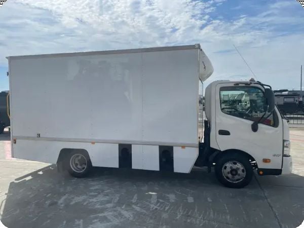2016 Hino Pantech 300 300 617 4x2 image