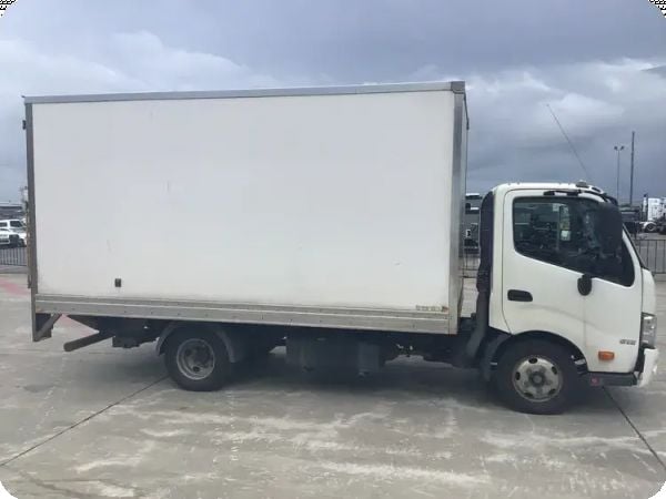 2021 Hino 300 616 4x2 Pantech image